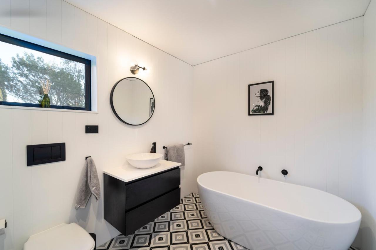 Black Barn Modern: Luxe Martinborough Escape Exteriör bild