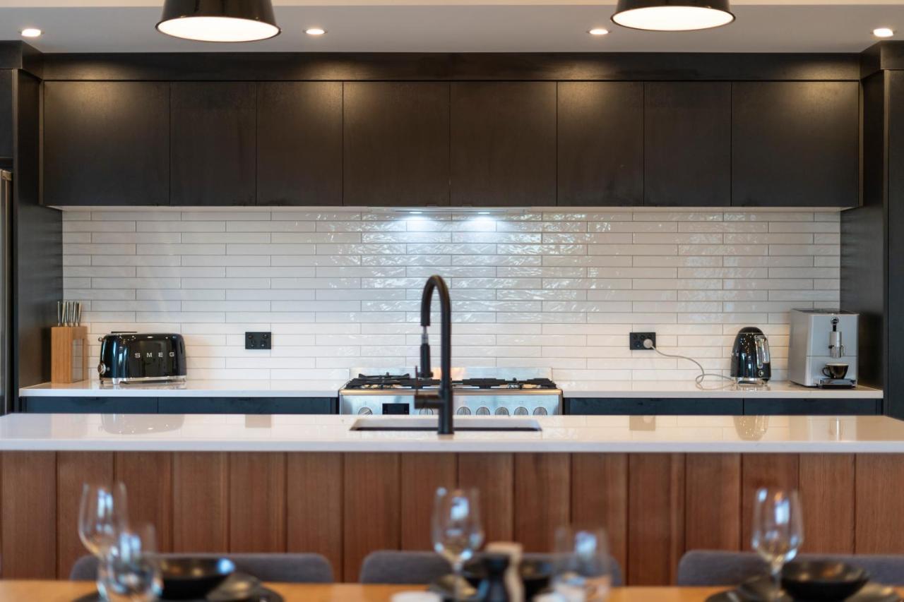 Black Barn Modern: Luxe Martinborough Escape Exteriör bild