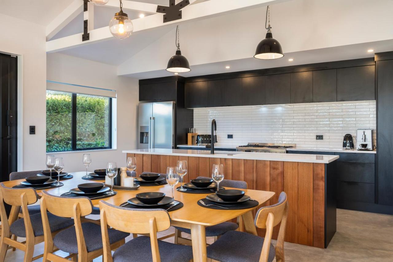 Black Barn Modern: Luxe Martinborough Escape Exteriör bild