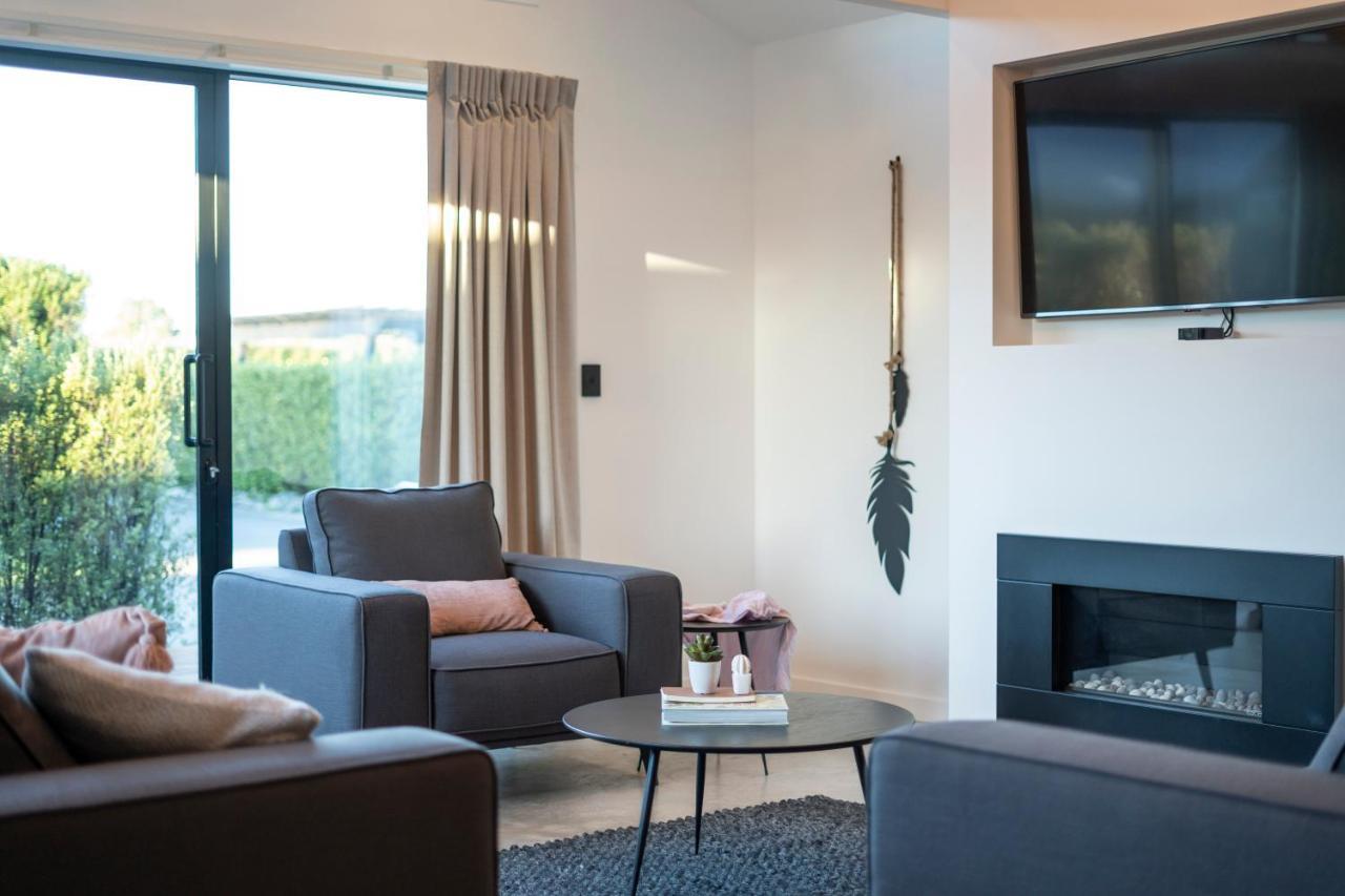 Black Barn Modern: Luxe Martinborough Escape Exteriör bild