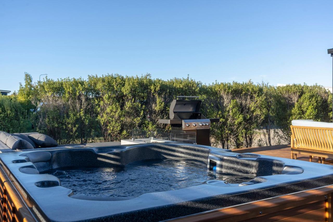 Black Barn Modern: Luxe Martinborough Escape Exteriör bild