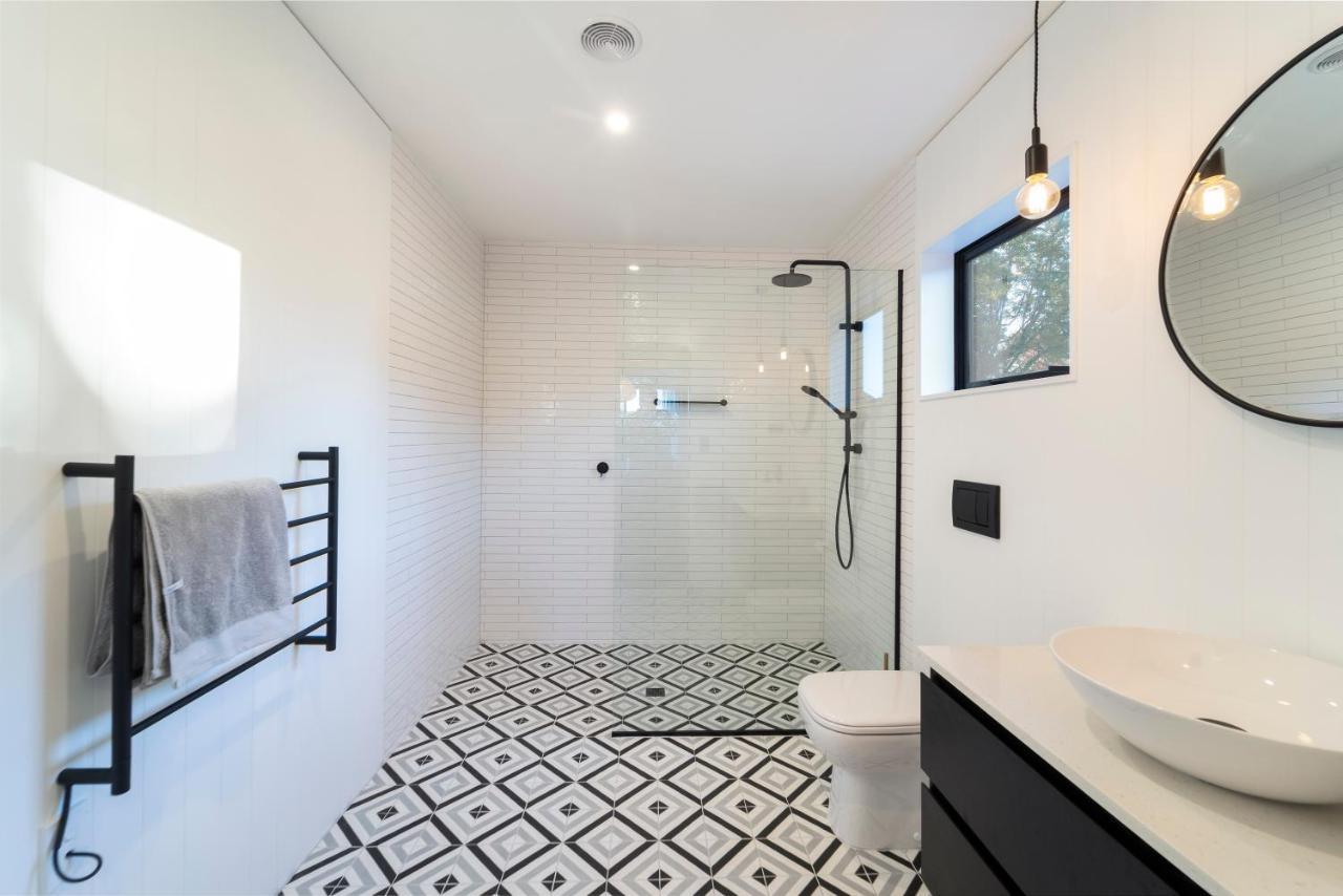 Black Barn Modern: Luxe Martinborough Escape Exteriör bild