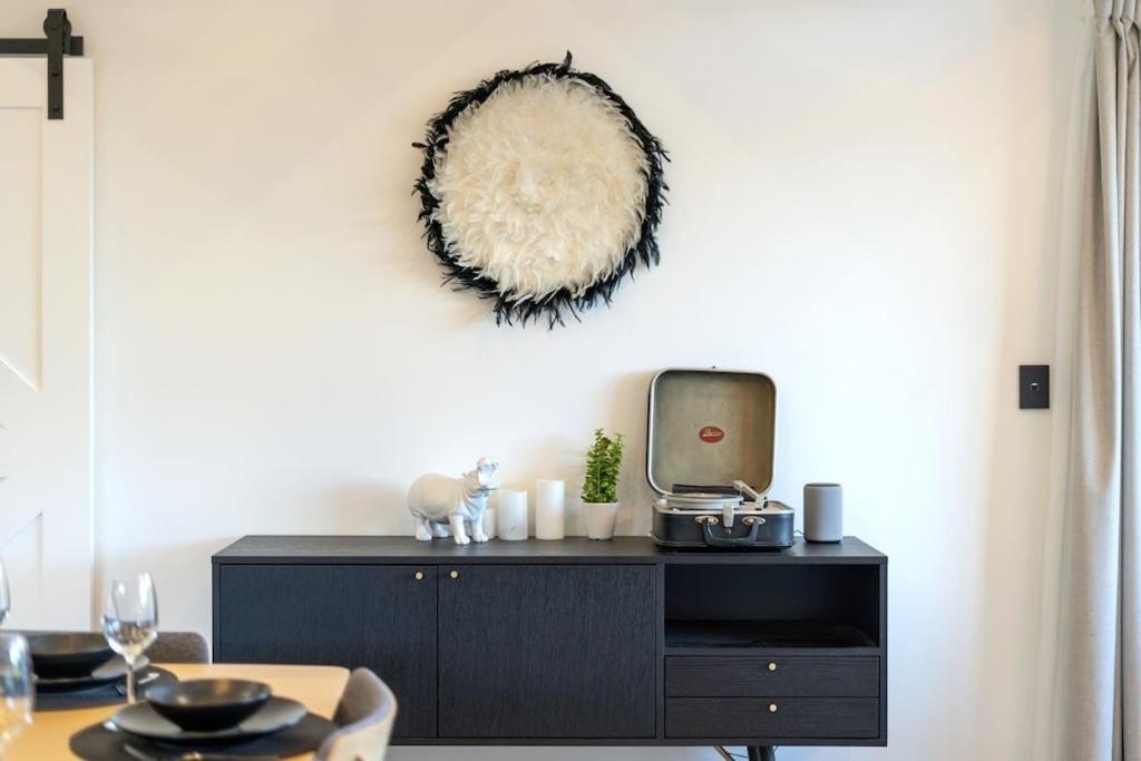 Black Barn Modern: Luxe Martinborough Escape Exteriör bild